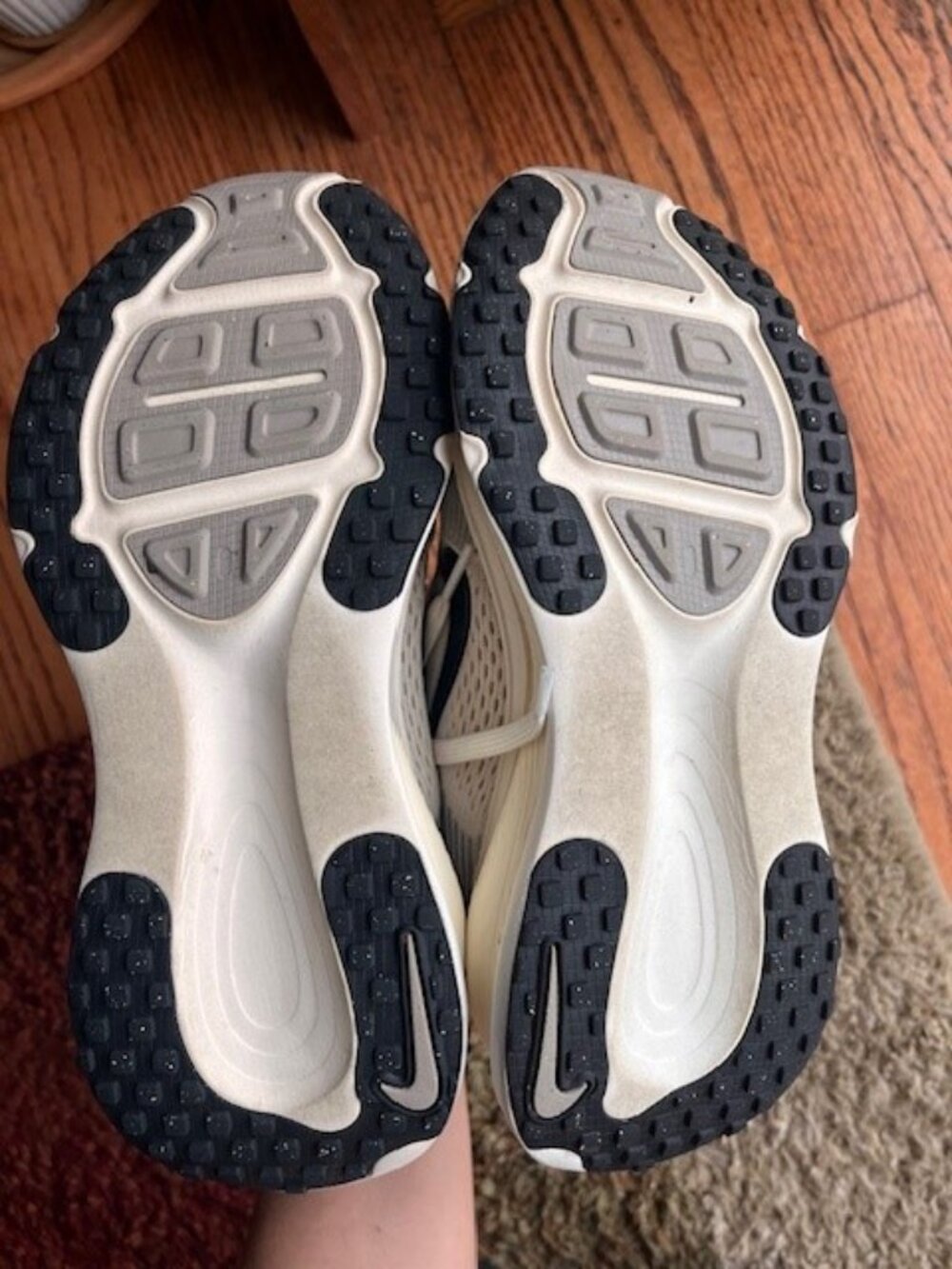 Nike Vomero 18 Women's Running Shoes (size 7) - Picture 4 of 6